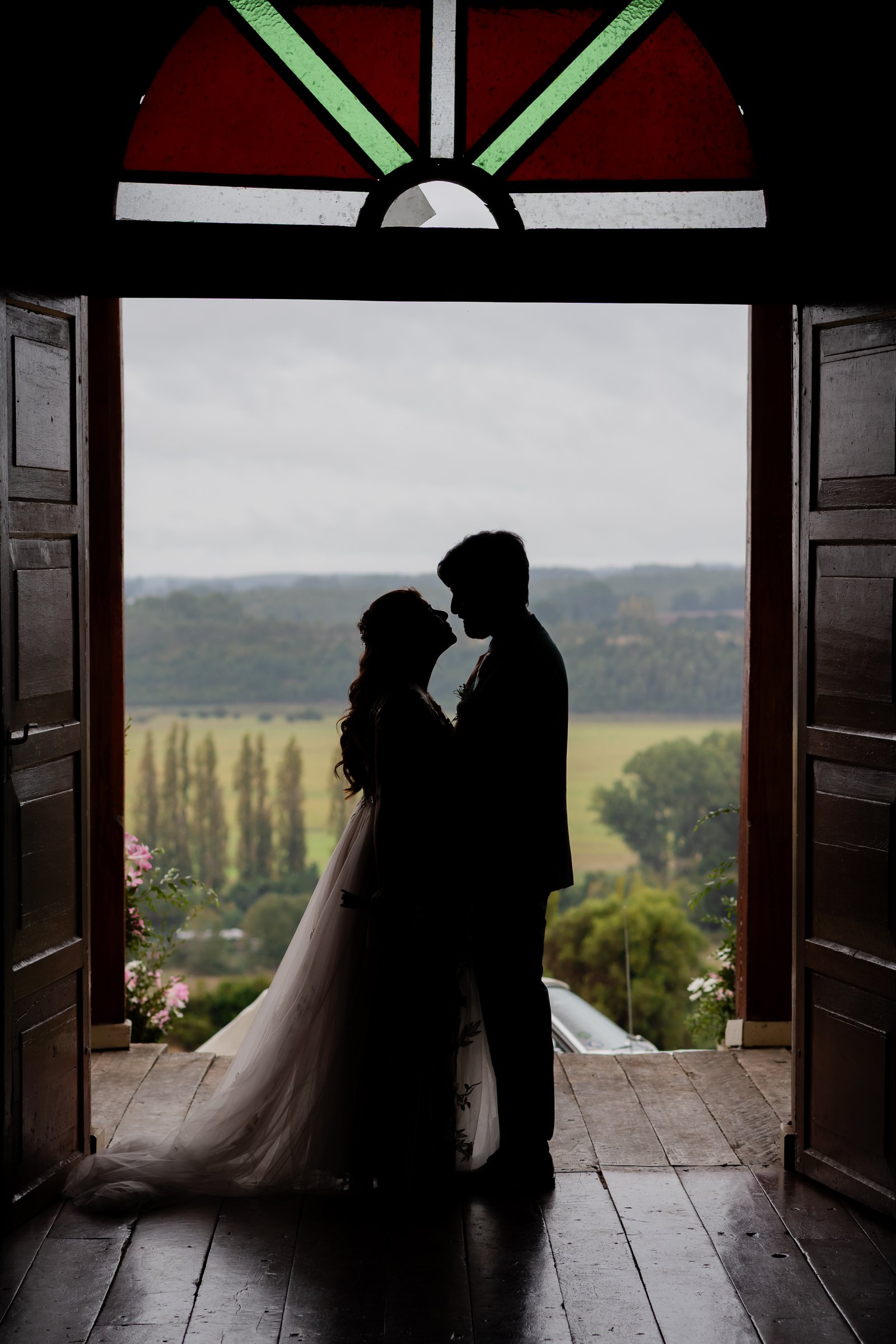 Silhouette de pareja en puerta con vitrales